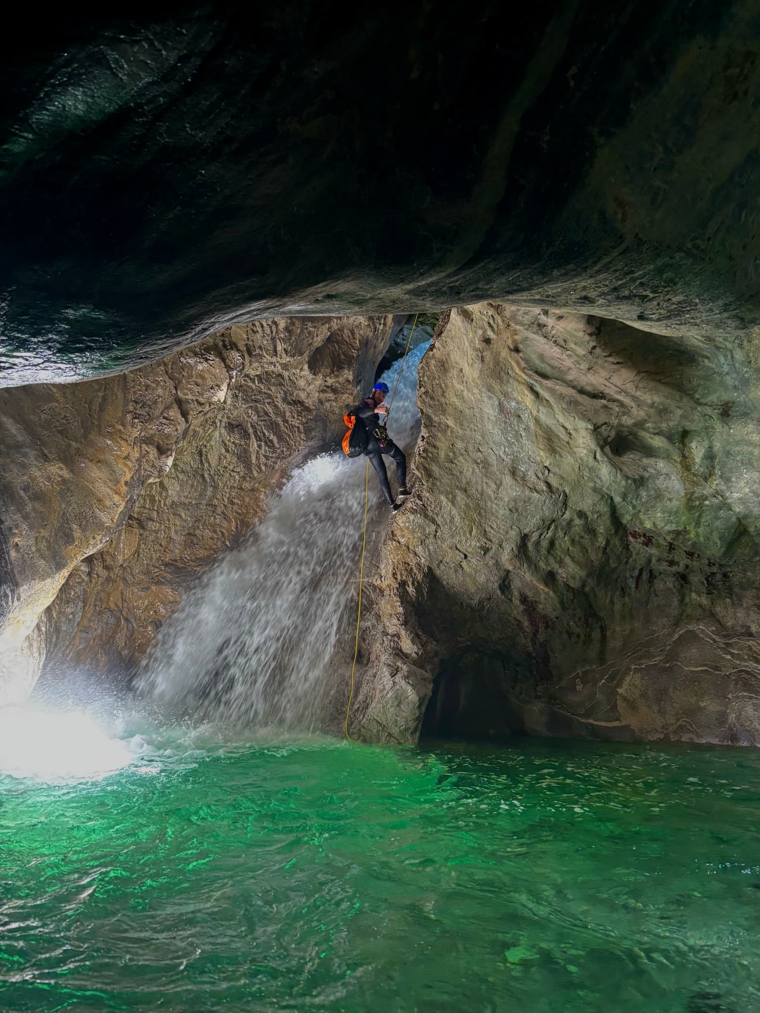 Adam Krenc při canyoningu ve vodopádu